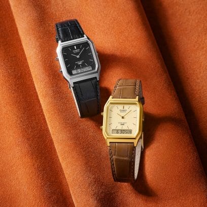 Les deux modèles AQ-230EL-1A et AQ-230EGL-9A côte à côte sur fond orange