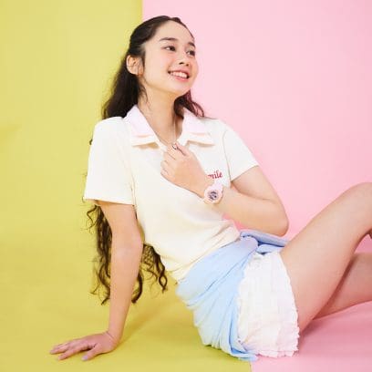 Le BA-110AH-4AER au poignet d'une femme portant un t-shirt blanc