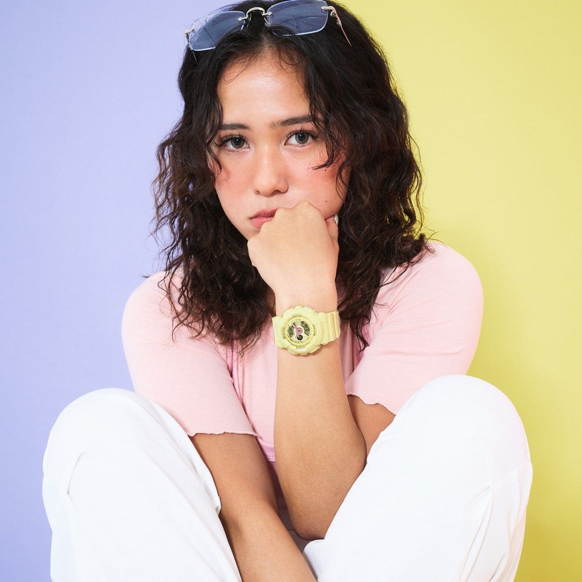 Le BA-110AH-9AER au poignet d'une femme portant un t-shirt rose