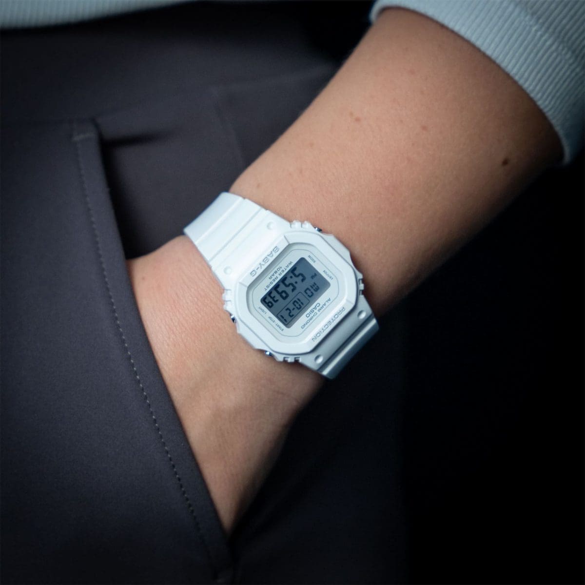 Gros plan sur la montre Baby-G BGD-565U-7 blanche au poignet 