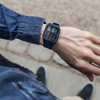 La montre-calculatrice CA-53WF-2B au poignet d'un homme