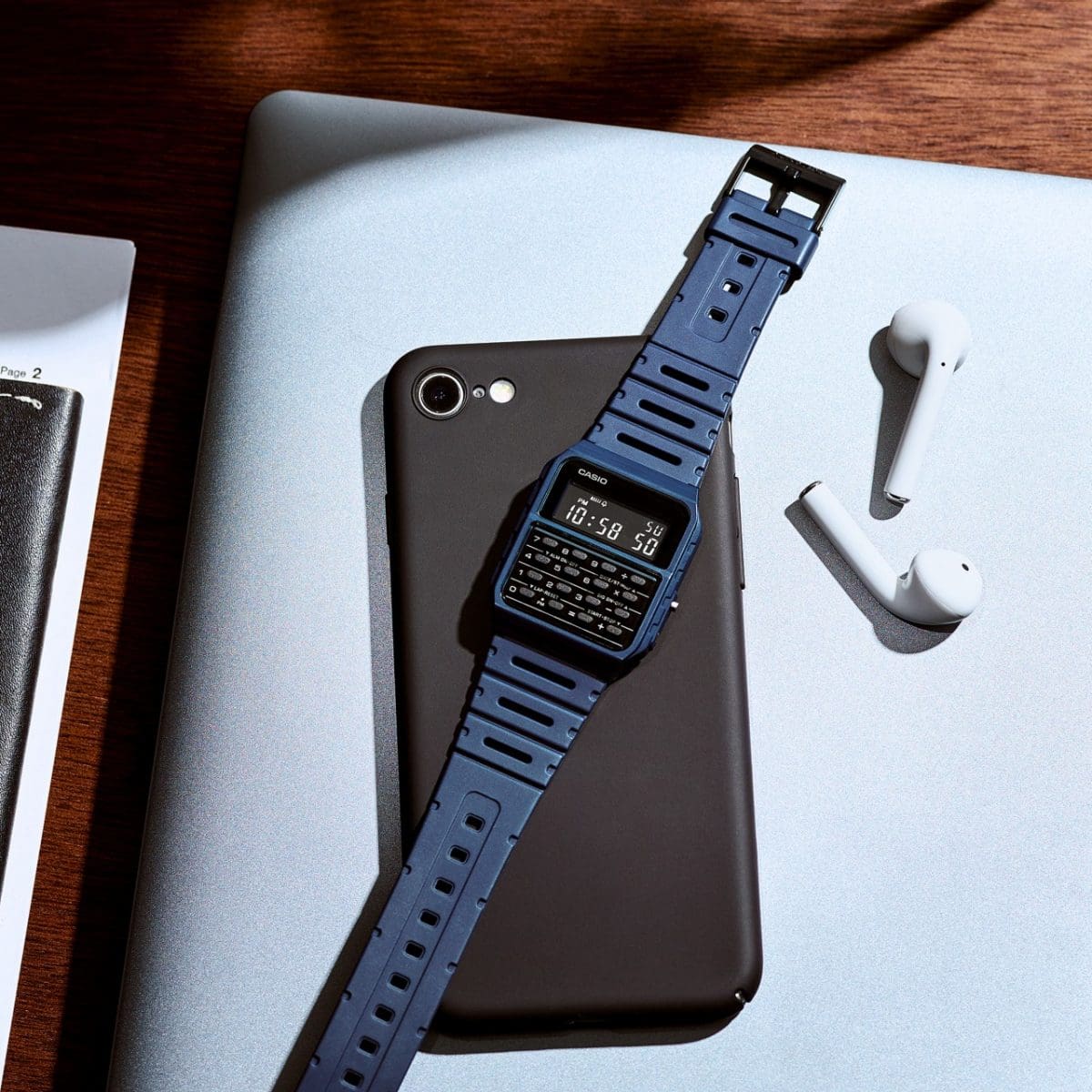 La montre CA-53WF-2B en bleu de la Collection CASIO Vintage dans un smartphone