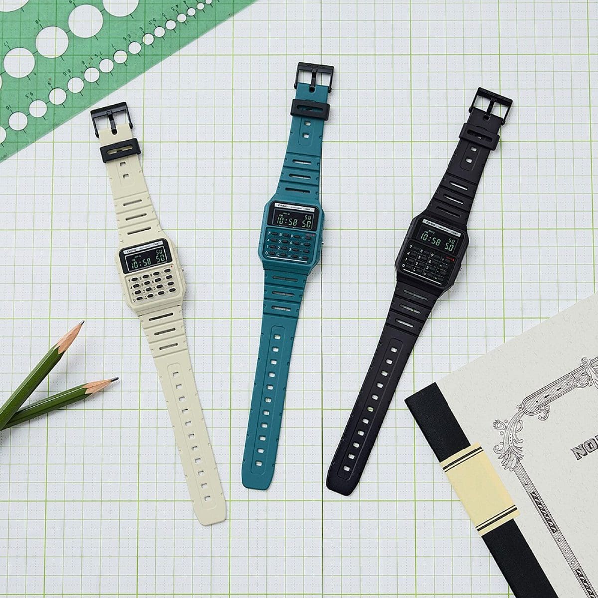 Trois montres-calculatrice: CA-53WB-8B en blanc, CA-53WB-3B en bleu, CA-53WB-1B en noir