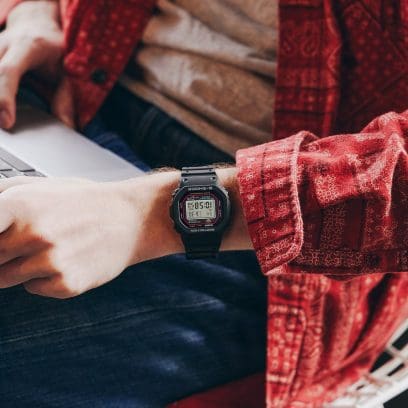 La DW-5000R-1A au poignet d'un homme