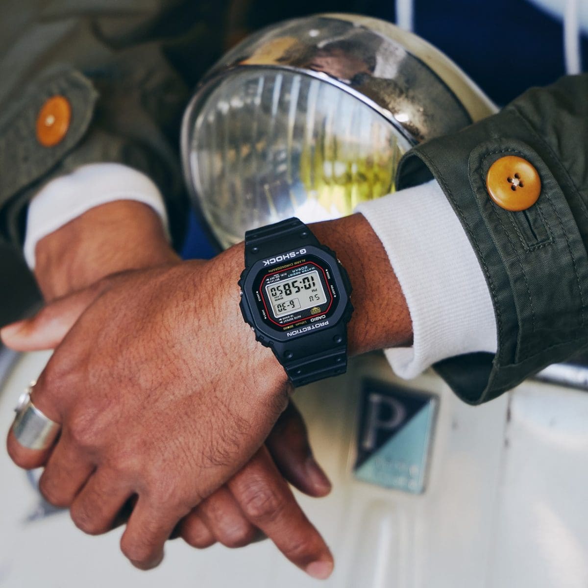 La DW-500R-1A au poignet d'un homme