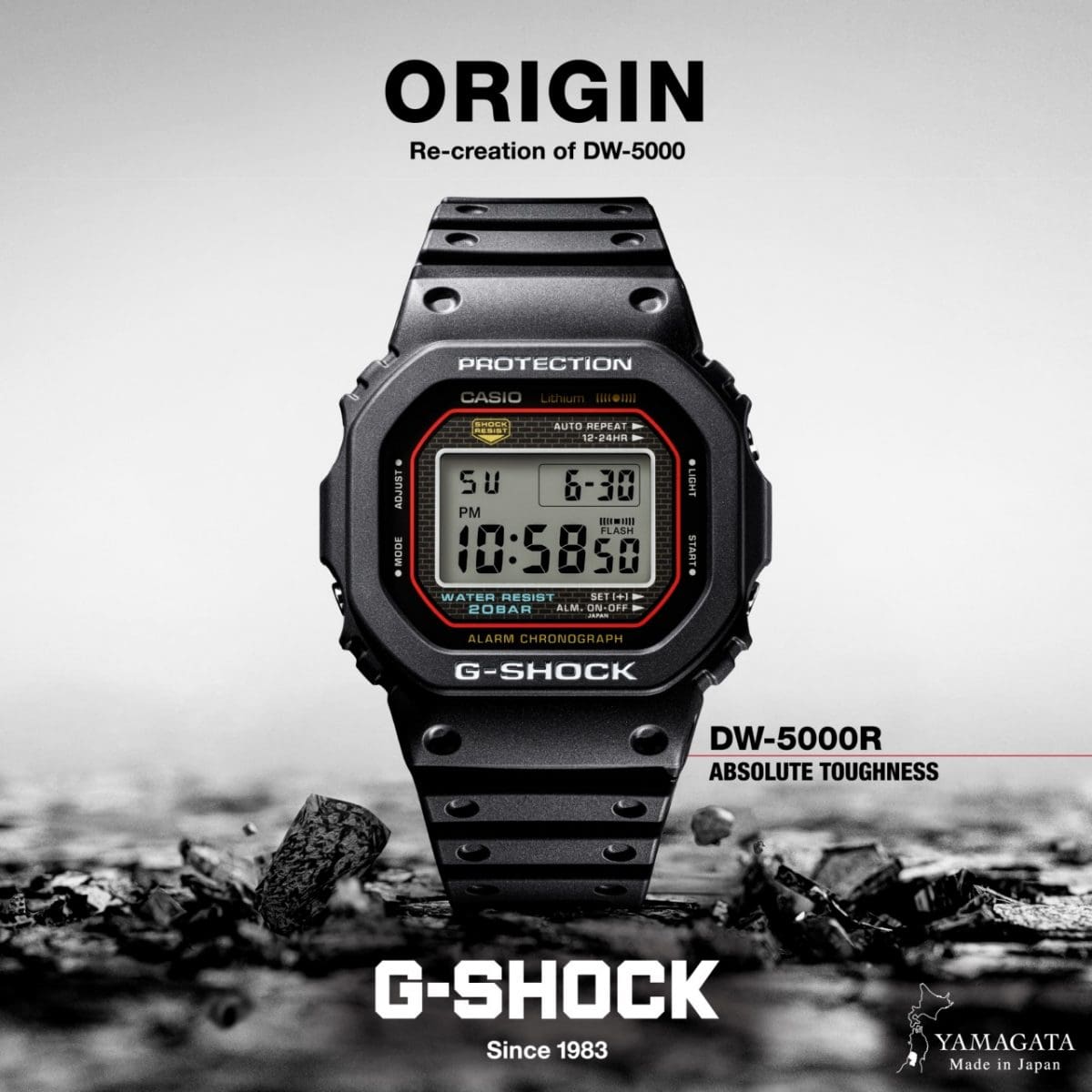 Image de campagne de la montre G-SHOCK DW-5000R-1A : la montre sur un sol pierreux, à côté de laquelle on peut voir l'inscription « DW-5000R Absolute toughness ».
