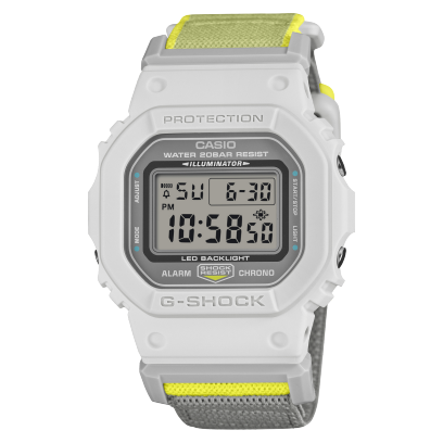 Vue de face de la montre-bracelet G-SHOCK DW-5600MNC-7A8ER avec boîtier blanc, bracelet gris et accents jaunes.