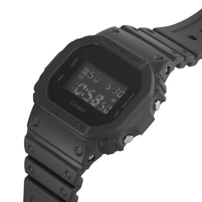 Vue latérale de la montre-bracelet DW-5600UBB-1 avec les boutons de contrôle