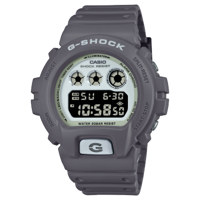 La montre G-SHOCK DW-6900HD-8 avec bracelet gris clair, boîtier rond et affichage numérique.
