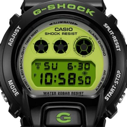 Gros plan sur l'écran numérique vert citron de la montre-bracelet DW-6900RCS-1 au design rétro des années 2000