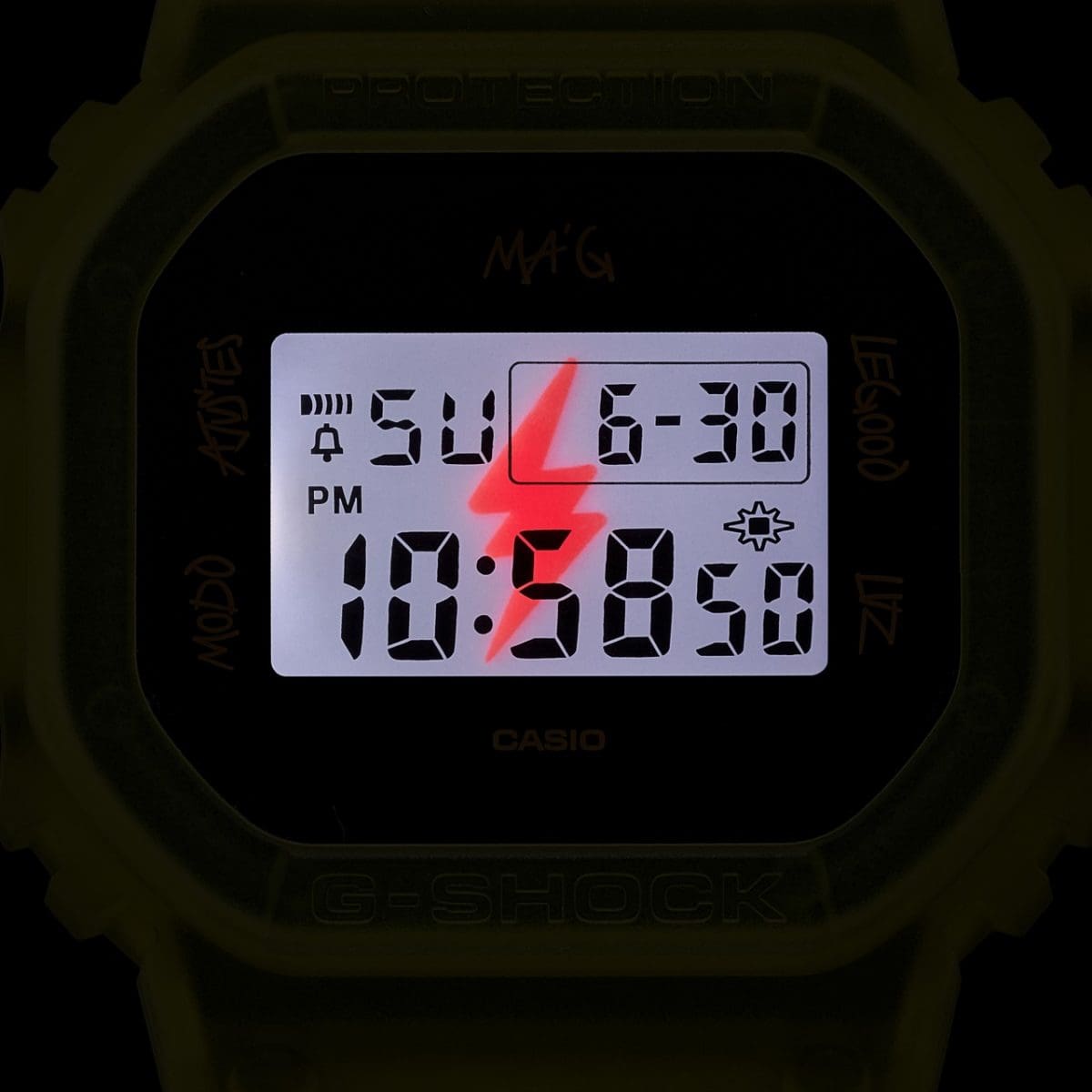 Gros plan de l'écran DWE-5600JB-1A9 dans l'obscurité avec l'éclairage LED allumé. Le flash caractéristique est visible en rougeâtre en arrière-plan.