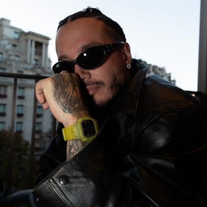 Jaune DWE-5600JB-1A9 au poignet d'un homme tatoué. Il porte une veste en cuir et des lunettes de soleil.