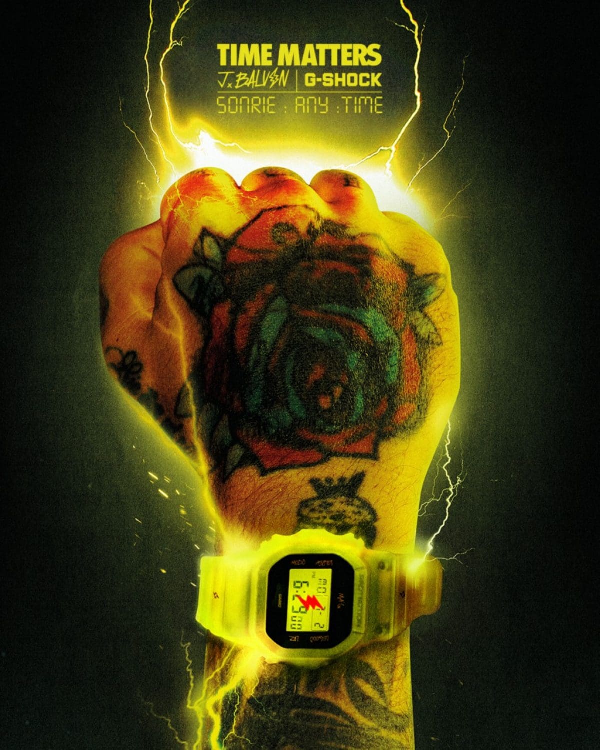 Le DWE-5600JB-1A9 jaune sur un bras tatoué. La main est serrée en un poing et rayonne des éclairs vers le haut.