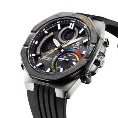 Vue latérale du chronographe CASIO ECB-950MP-1A avec vue sur l'écran inspiré du sport automobile et les boutons latéraux de l'écran