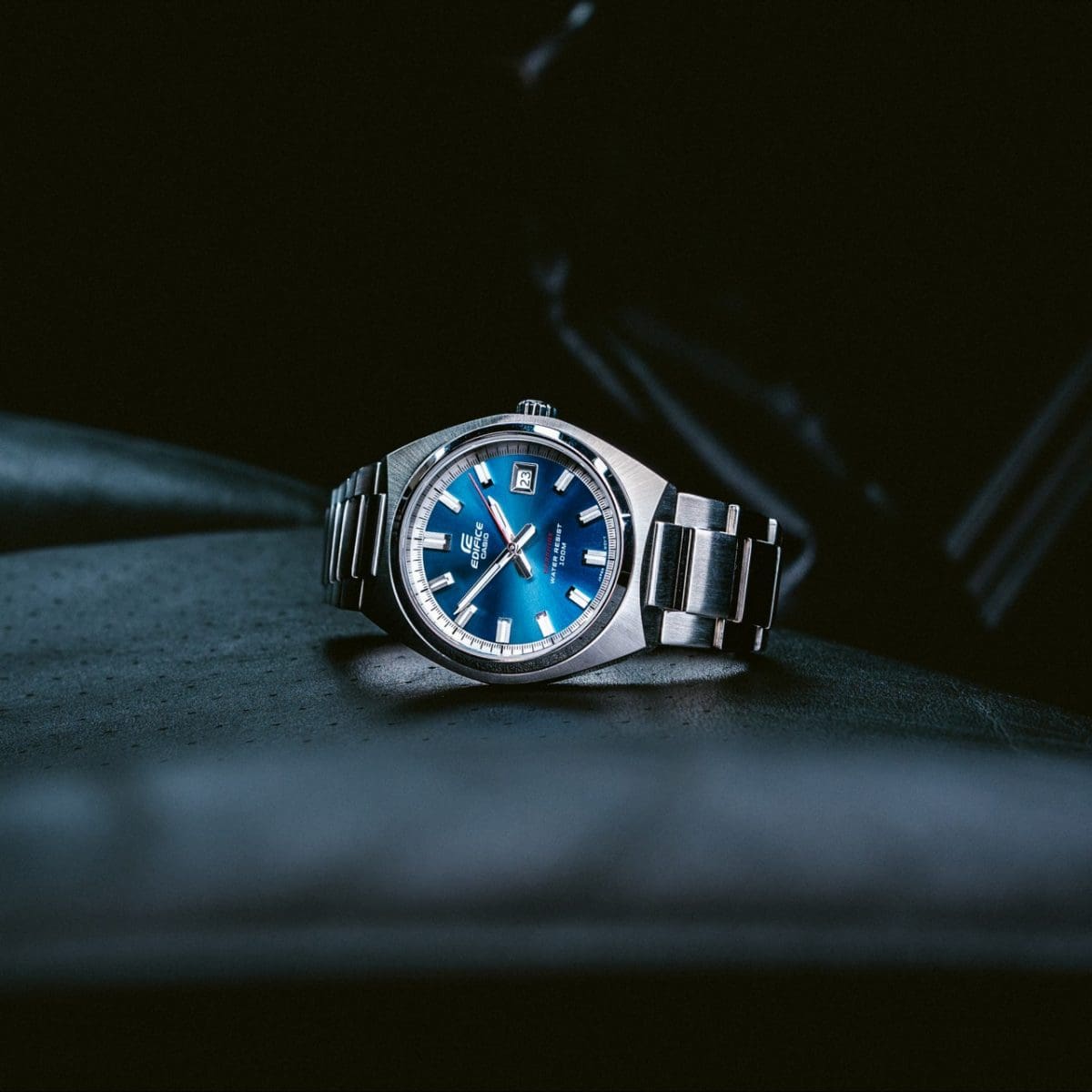 L'EFB-109D-2AVEF repose latéralement sur une surface sombre