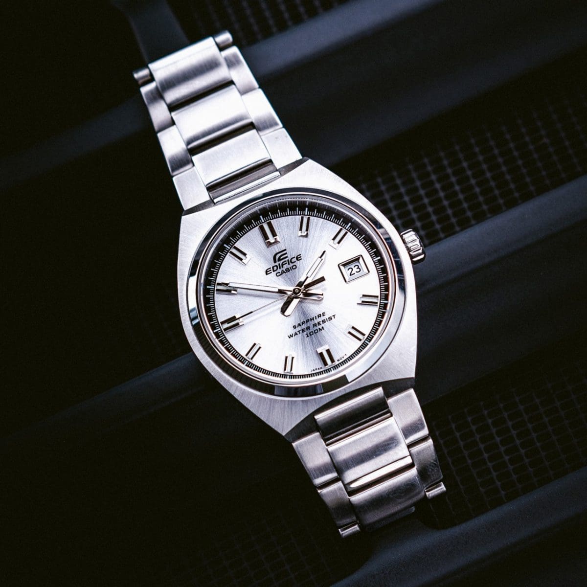 L'EFB-109D-7AVEF se trouve sur un fond sombre