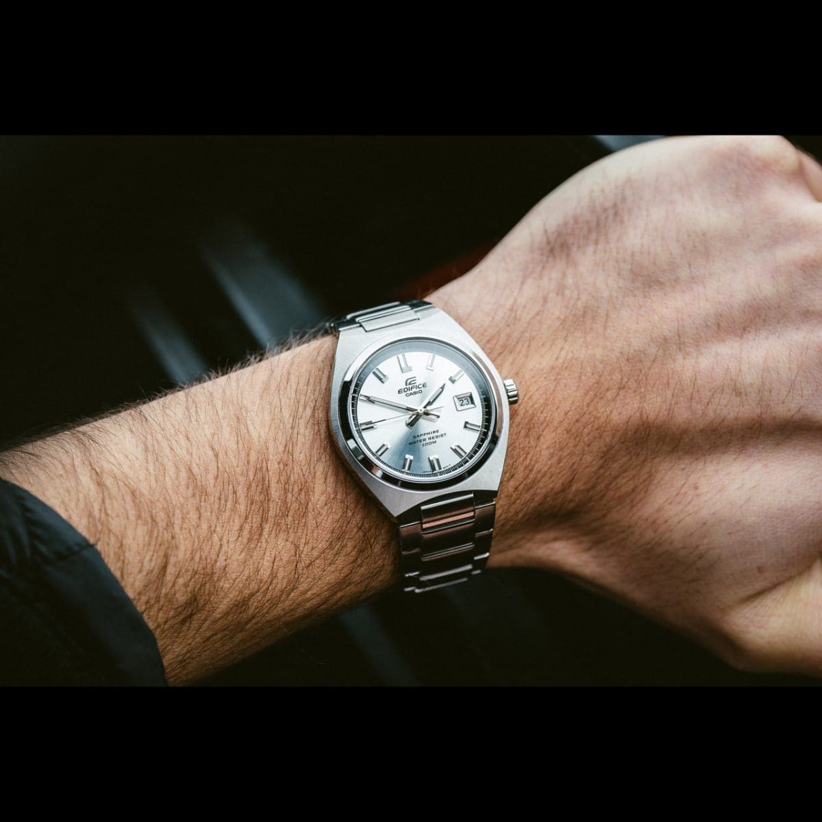 L'EFB-109D-7AVEF au poignet d'un homme