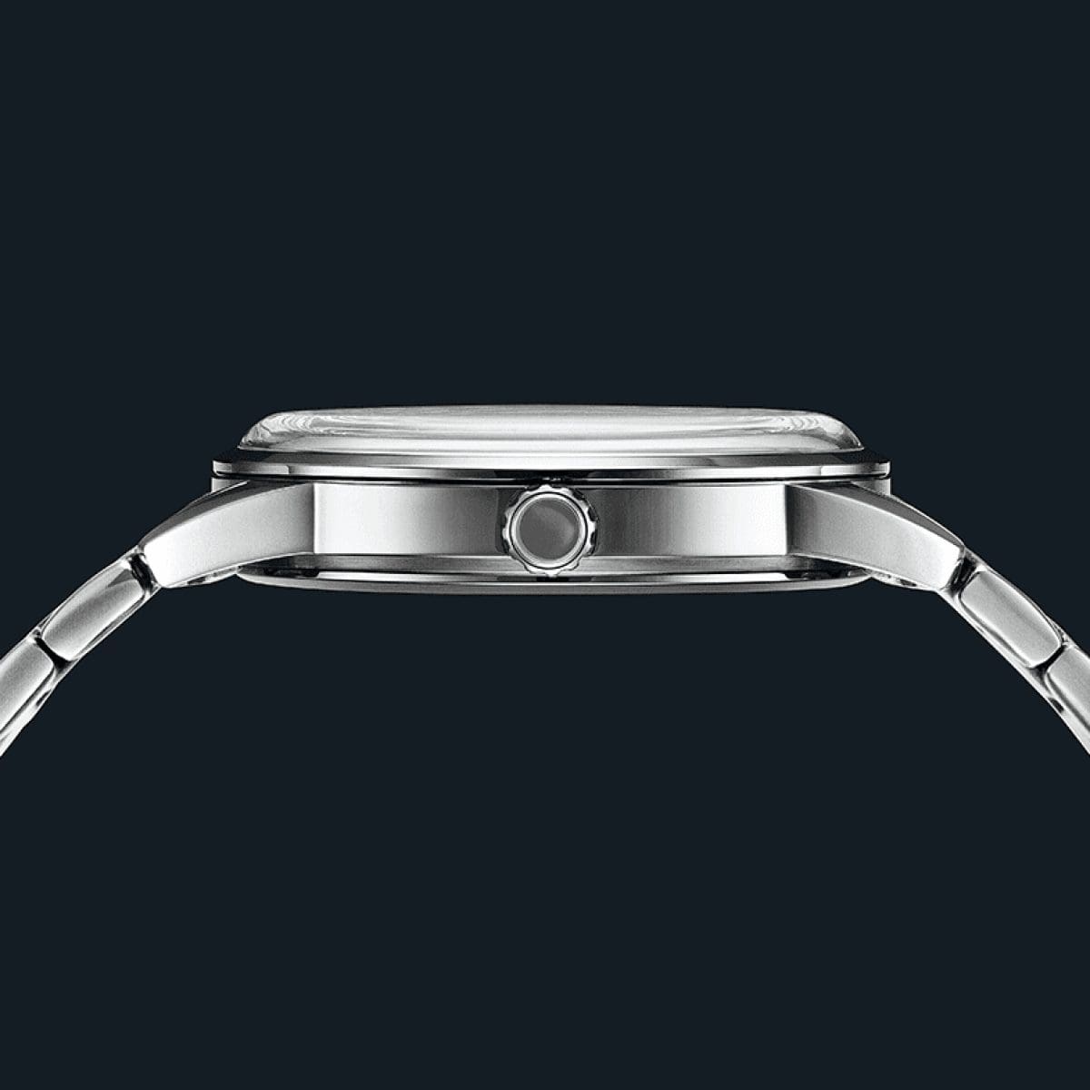 De côté, on peut voir le cristal en dôme au-dessus du cadran de la montre-bracelet EFR-109D-1A