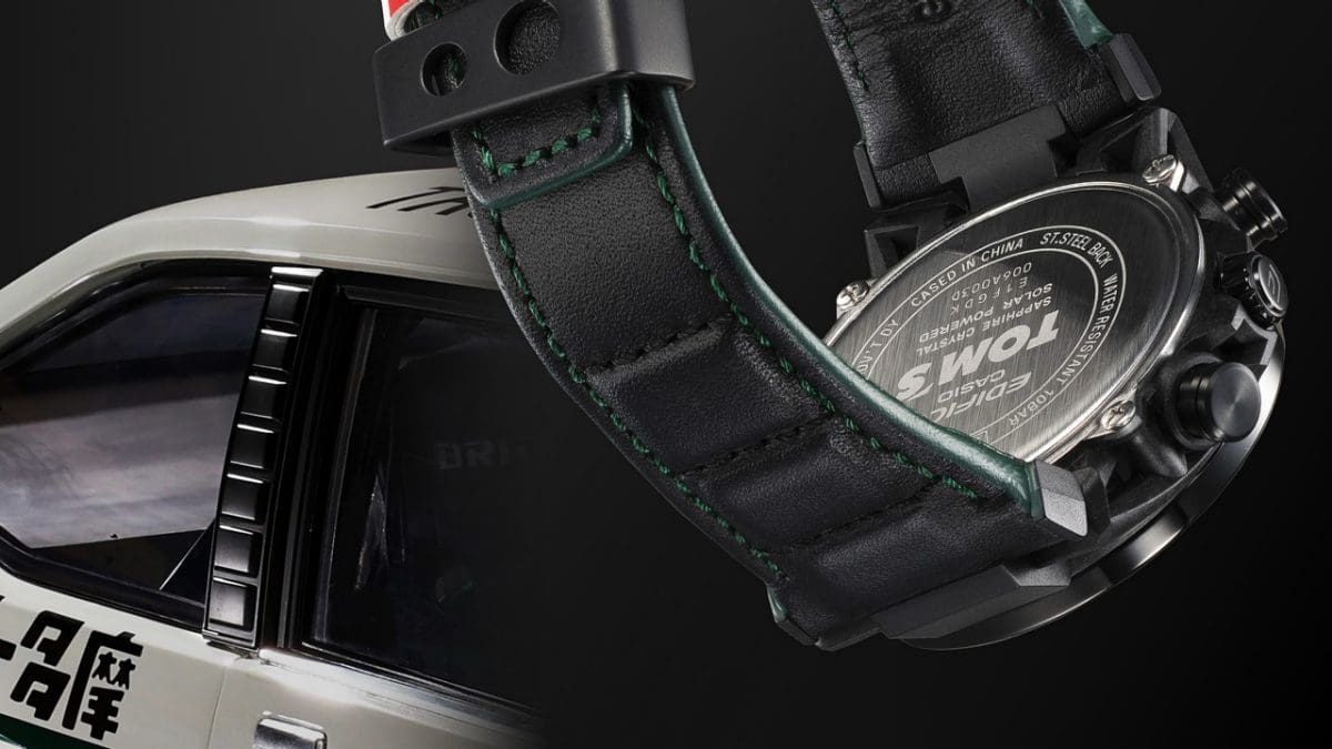 Le bracelet plus court présente un motif géométrique évoquant le montant B de la KP47 Starlet de TOM'S.
