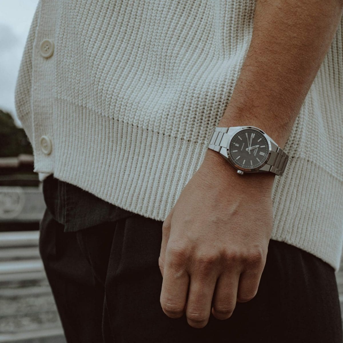 L'EFK-100CD-1AER au poignet d'un homme portant un haut en tricot blanc