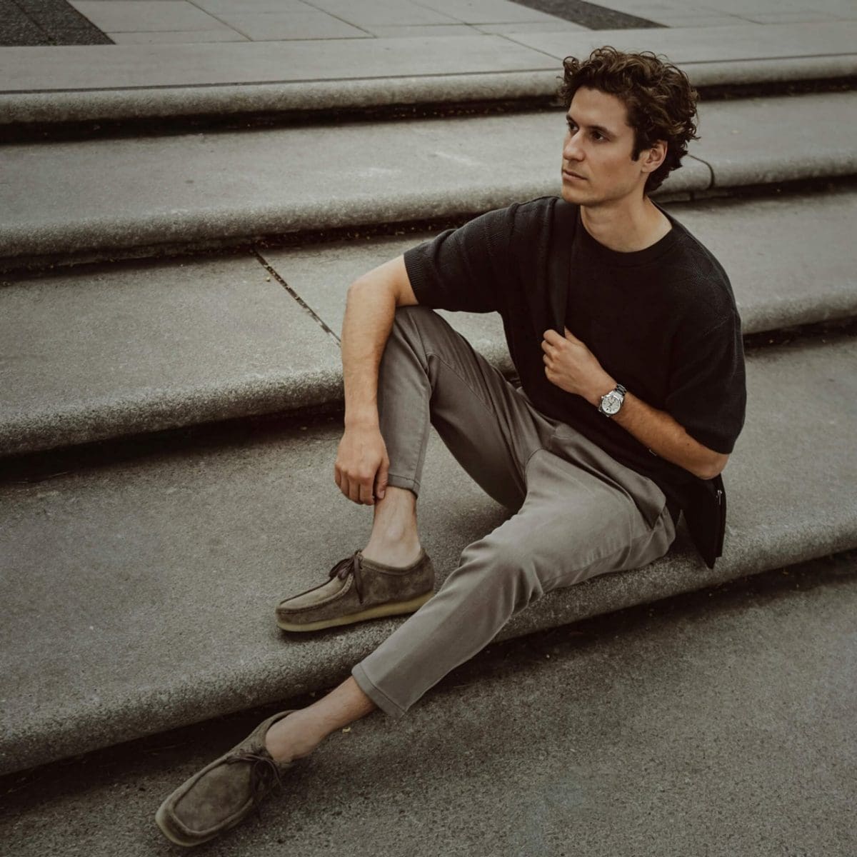 Un homme porte l'EFK-100D-7AER avec un t-shirt noir et un pantalon gris