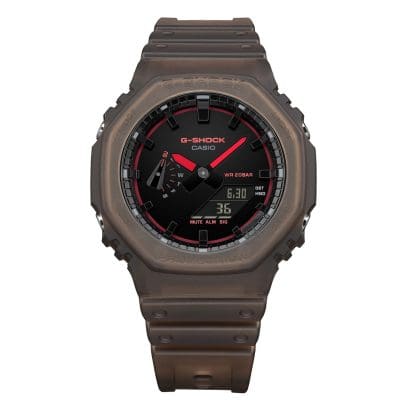 Vue de face du GA-2100K-5AER avec boîtier marron semi-transparent et bracelet
