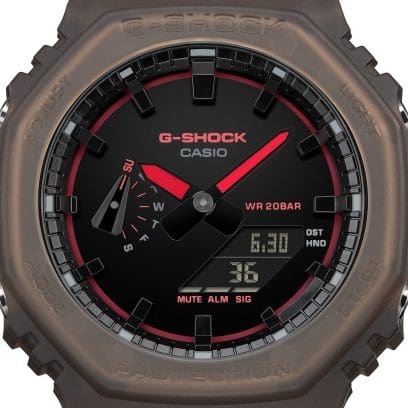 Gros plan sur la GA-2100K-5AER avec cadran noir et accents rouge fluo
