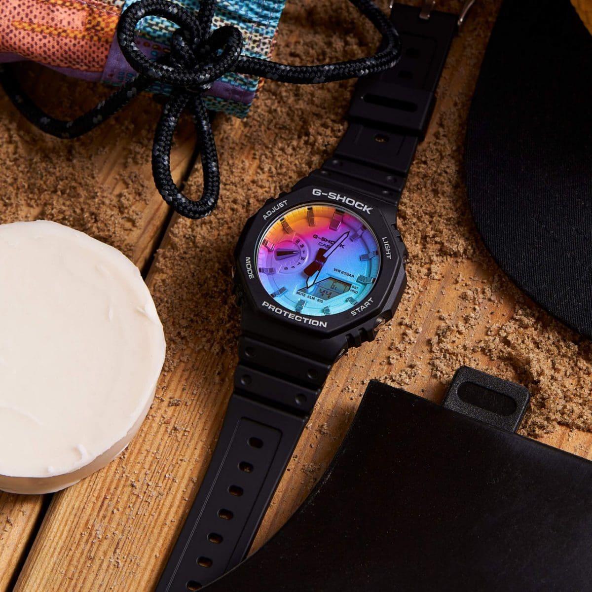 Le GA-2100SR-1A sur une surface en bois sablonneuse