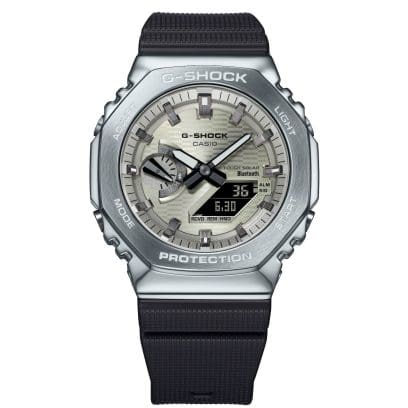 Vue de face du GBM-2100A-8BER avec boîtier argenté, bracelet noir et cadran or clair