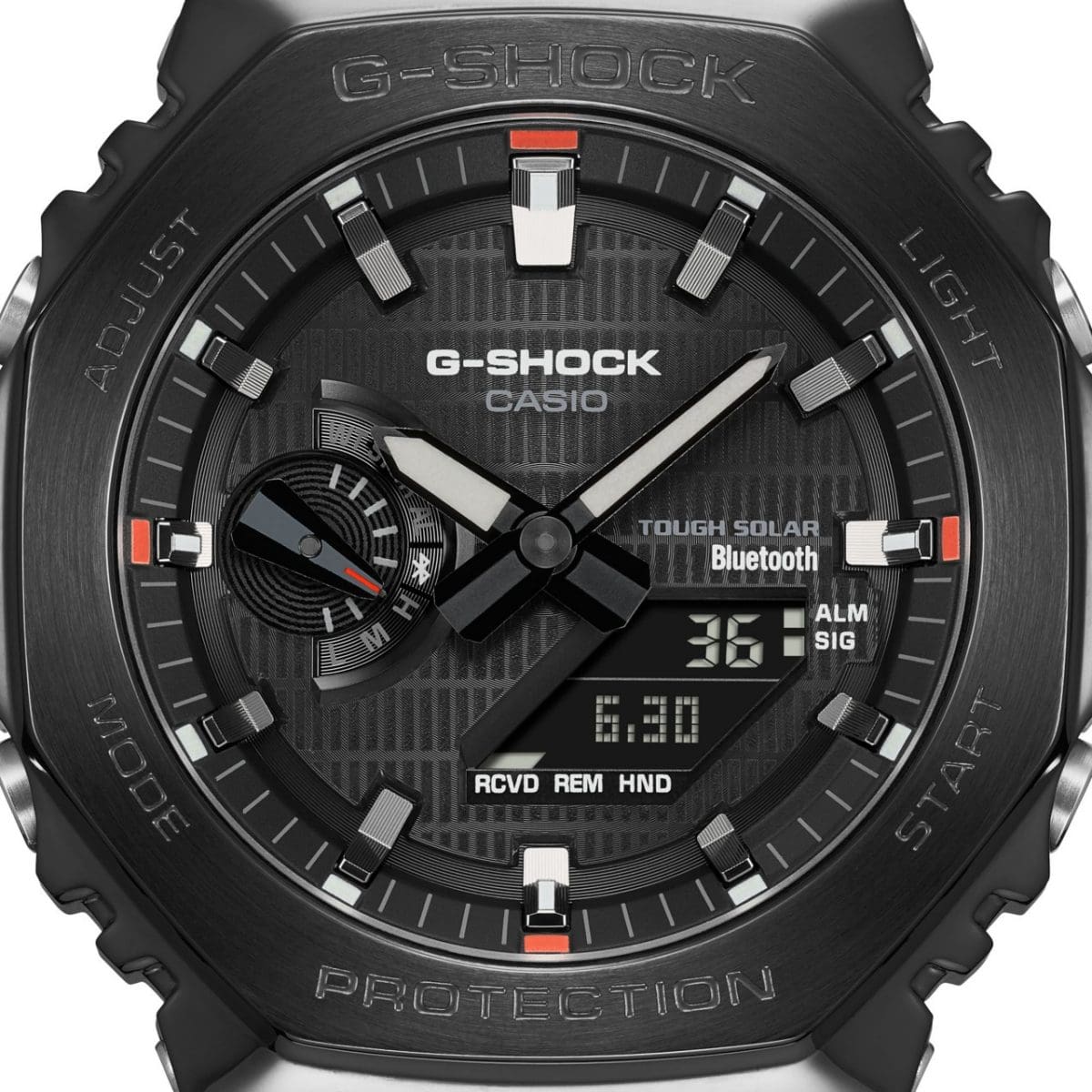 Gros plan sur le cadran noir digital-analogique de la montre G-SHOCK GBM-2100B-7A
