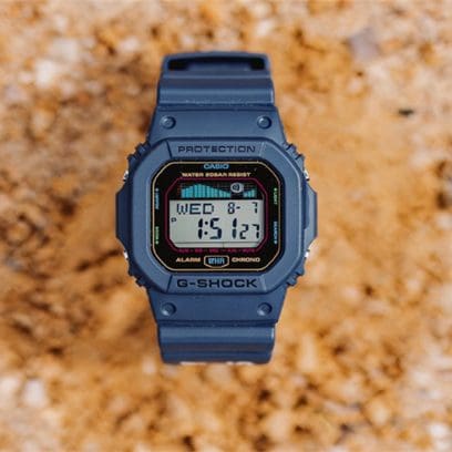 La montre de collaboration de G-SHOCK et WESTERN HYDRODYNAMIC RESEARCH avec bracelet de réserve bleu et affichage digital.