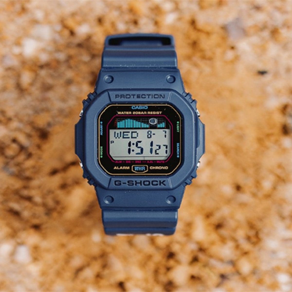 La montre de collaboration de G-SHOCK et WESTERN HYDRODYNAMIC RESEARCH avec bracelet de réserve bleu et affichage digital.
