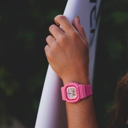 GLX-S5610-4 sur le poignet d'une personne tenant une planche de surf