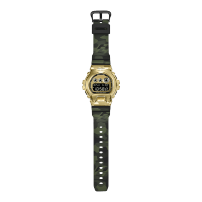 Vue d'ensemble de la montre-bracelet GM-6900CMG-3ER de G-SHOCK, avec bracelet ouvert et motif camouflage dans différentes nuances de vert