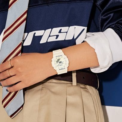 Une femme portant un pantalon beige et un haut bleu porte la montre GMA-P2100BA-7AER au poignet.