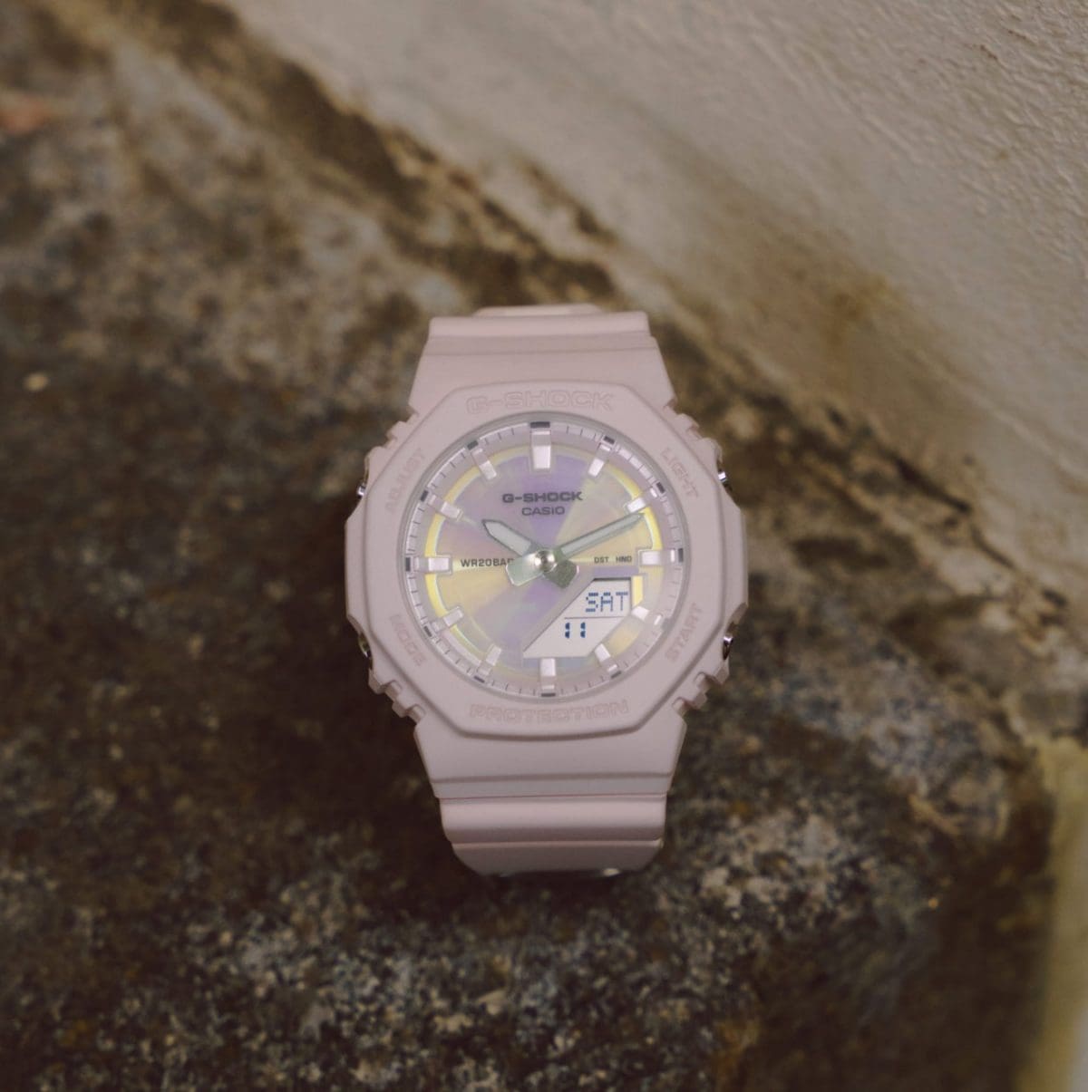 Le Rosé GMA-P2100PC-4AER posé sur une pierre