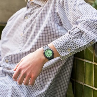 Un homme portant une chemise à carreaux arbore au poignet une montre-bracelet analogique-numérique G-SHOCK GMA-P2100SR-1AER.