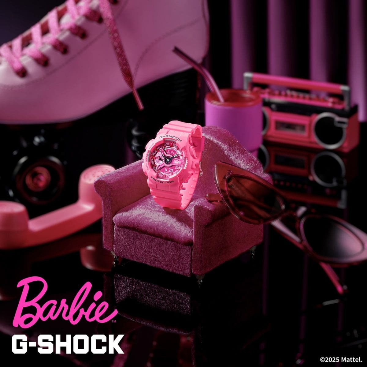 Motif de l'affiche : Le GMA-S110BE-4AER rose repose sur un fauteuil miniature. A côté, on peut voir des lunettes de soleil, un patin à roulettes et un combiné téléphonique en arrière-plan. Le logo Barbie™ est visible au-dessus du logo G-SHOCK en bas à gauche.