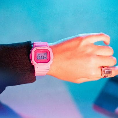 Une femme porte la GMD-S5610PP-4ER au poignet et est vêtue d'une veste noire. Elle porte également une bague à l'index. 