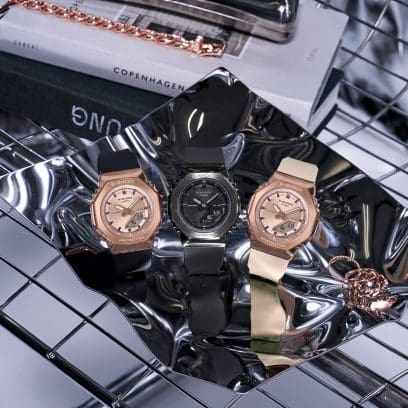 Les trois montres analogiques de G-SHOCK côte à côte dans une coque métallique brillante : GM-S2110PG-1A4, GM-S2110B-8A, GM-S2110PG-4A
