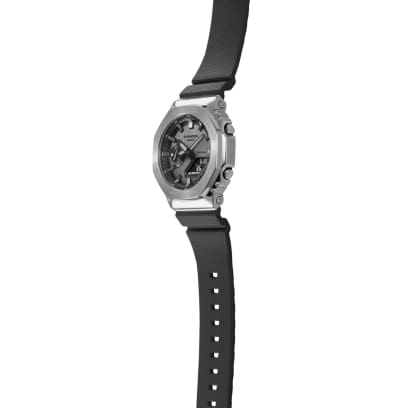 Vue latérale de la montre-bracelet analogique G-SHOCK GM-2100-1A-MAN avec la surface texturée du bracelet en résine noire.