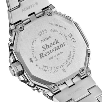 Les mots « RÉSISTANT AUX CHOCS » sont gravés au dos de la montre-bracelet GMC-B2100ADS-1AER.