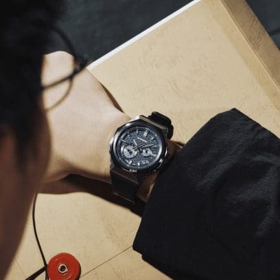 Un homme porte la montre-bracelet G-SHOCK GST-B1000-2AER à son poignet.