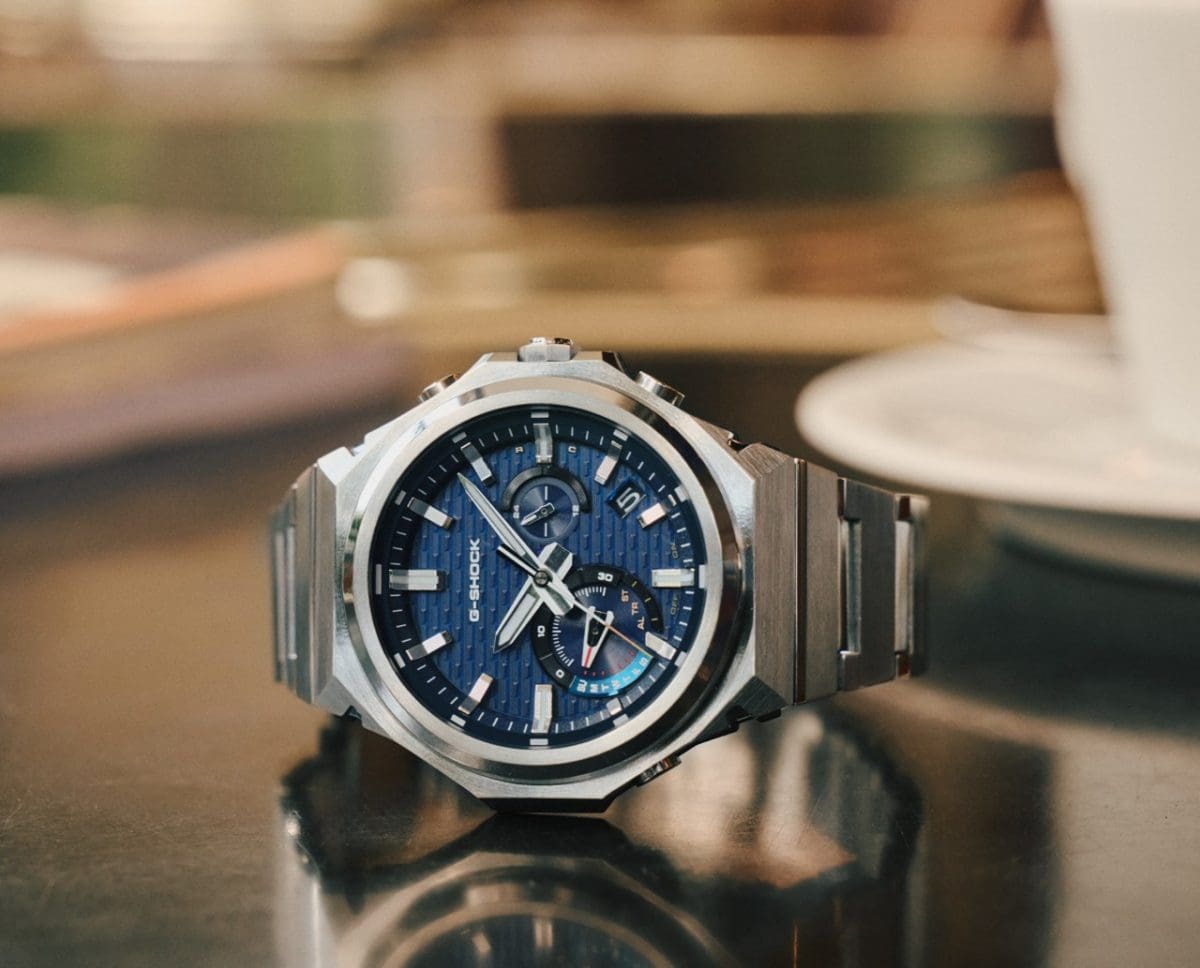 Le GST-B1000D-2AER est posé latéralement sur une table, sur la surface de laquelle se reflète la montre