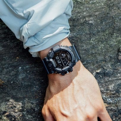 Les inscriptions et les affichages sur le boîtier et le cadran noirs de la montre-bracelet GW-9400-1BER sont mis en évidence en blanc.