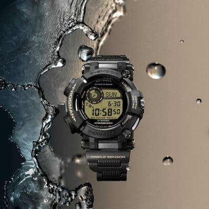 La montre-bracelet GWF-D1000BC-1ER de la série MASTER OF G de G-SHOCK est représentée à côté de gouttes d'eau