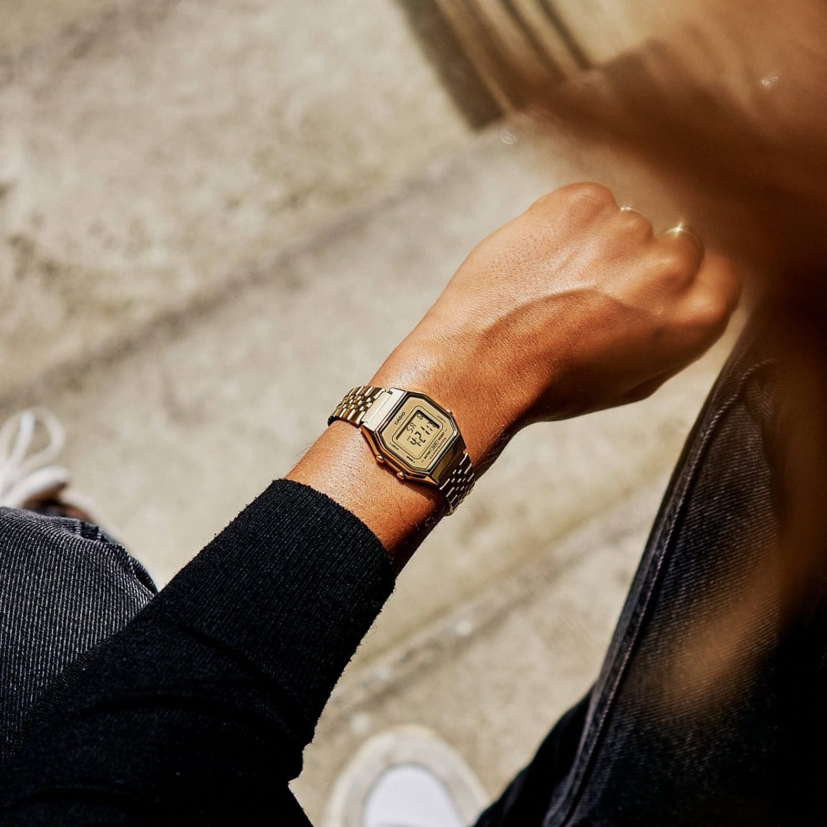 La montre-bracelet CASIO VINTAGE COLLECTION LA680WEGA-9 au poignet d'une personne dans un environnement intérieur.