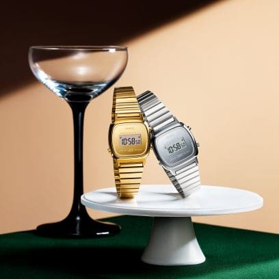 Les modèles LA670WEGS-9A (doré) et LA670WES-7A (argenté) côte à côte sur un petit piédestal.