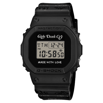 Sur la montre G-SHOCK de la collection pour couples, on peut voir le logo « Girls Don't Cry » au-dessus du cadran, avec l'inscription « MADE WITH LOVE » en dessous.Sur la montre G-SHOCK de la collection pour couples, on peut voir le logo « Girls Don't Cry » au-dessus du cadran, avec l'inscription « MADE WITH LOVE » en dessous.