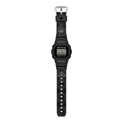 Vue d'ensemble de la montre-bracelet G-SHOCK, fruit d'une collaboration avec VERDY, sur laquelle le logo « Girls Don't Cry » est imprimé en noir brillant sur le bracelet